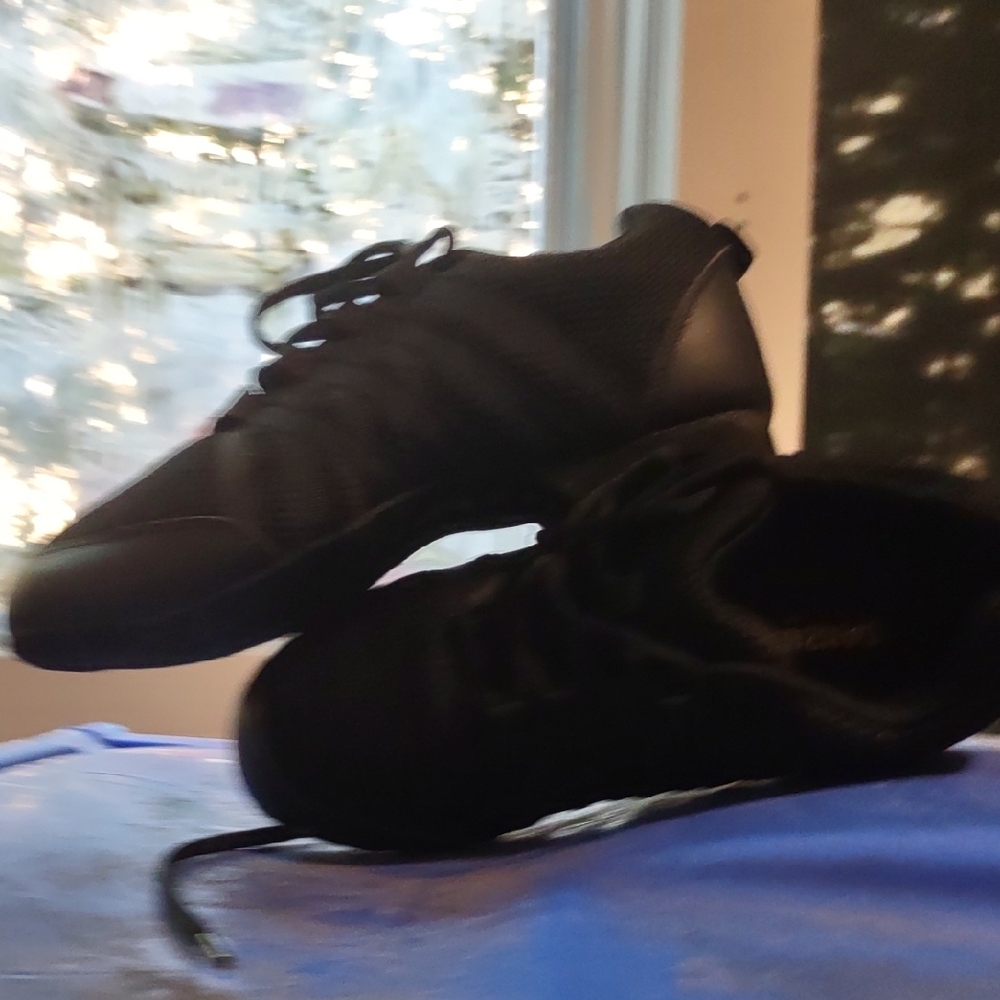 Sleek Black Low-Top Sneakers
